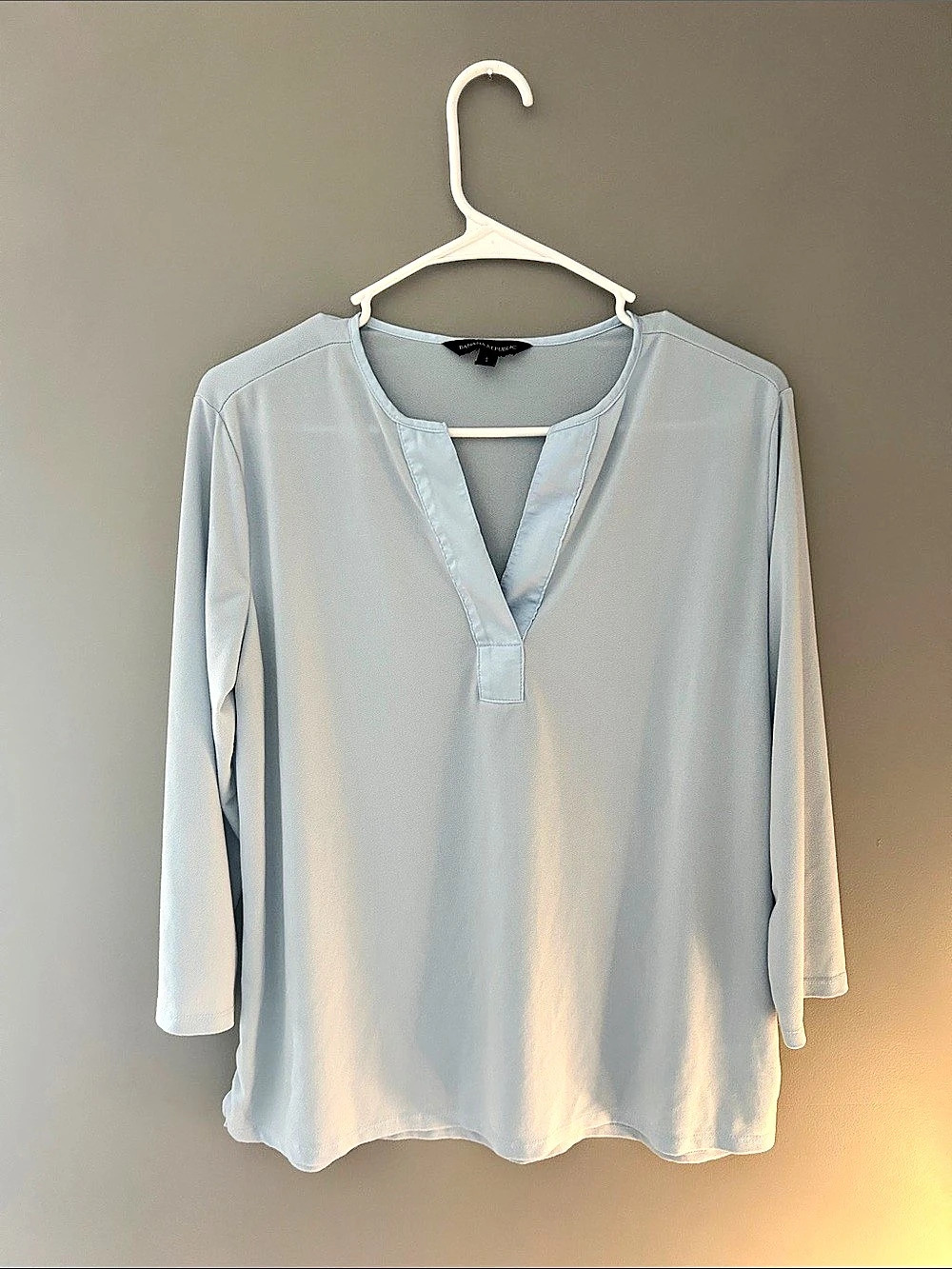 Banana Republic V-Neck Blouse in Blue Size Small